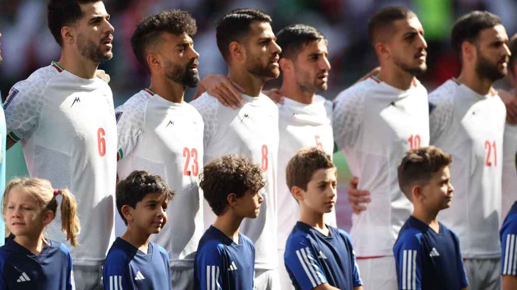 Los jugadores de Irán cantando el himno.