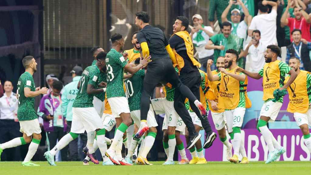 Los jugadores de Arabia Saudí celebran un gol ante Argentina