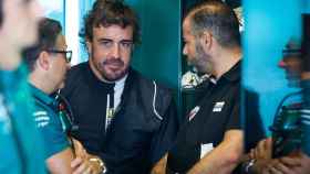 Fernando Alonso hablando con los trabajadores de Aston Martin.
