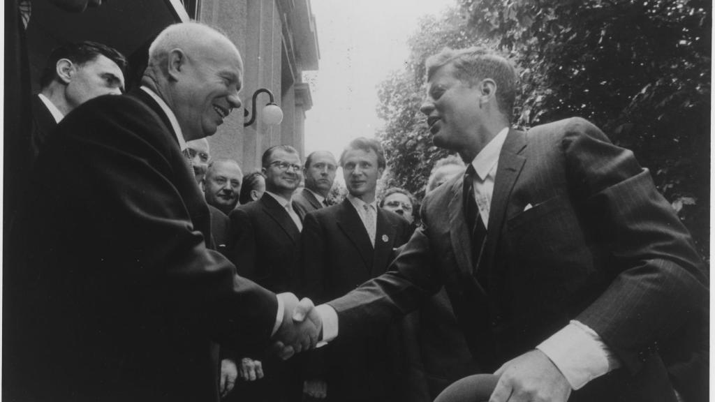 El líder de la URSS, Nikita Jruschov, y el presidente de EEUU, John F. Kennedy, dándose la mano en 1961. Foto: National Archives