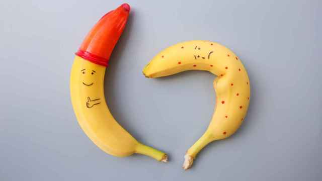 Imagen de archivo de dos plátanos, uno con preservativo y otro sin él.