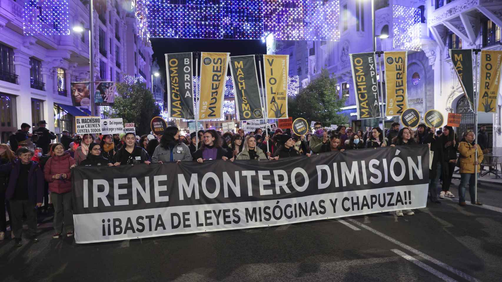 Una pancarta de Irene Montero dimisión en la manifestación feminista celebrada el pasado 8-M en Madrid.