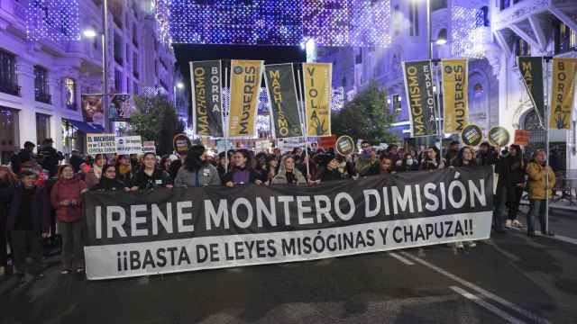 Una pancarta de Irene Montero dimisión en la manifestación feminista celebrada este viernes en Madrid.