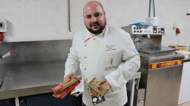 Julio López, maestro pastelero, cogiendo los cinco turrones de supermercado antes de la cata.
