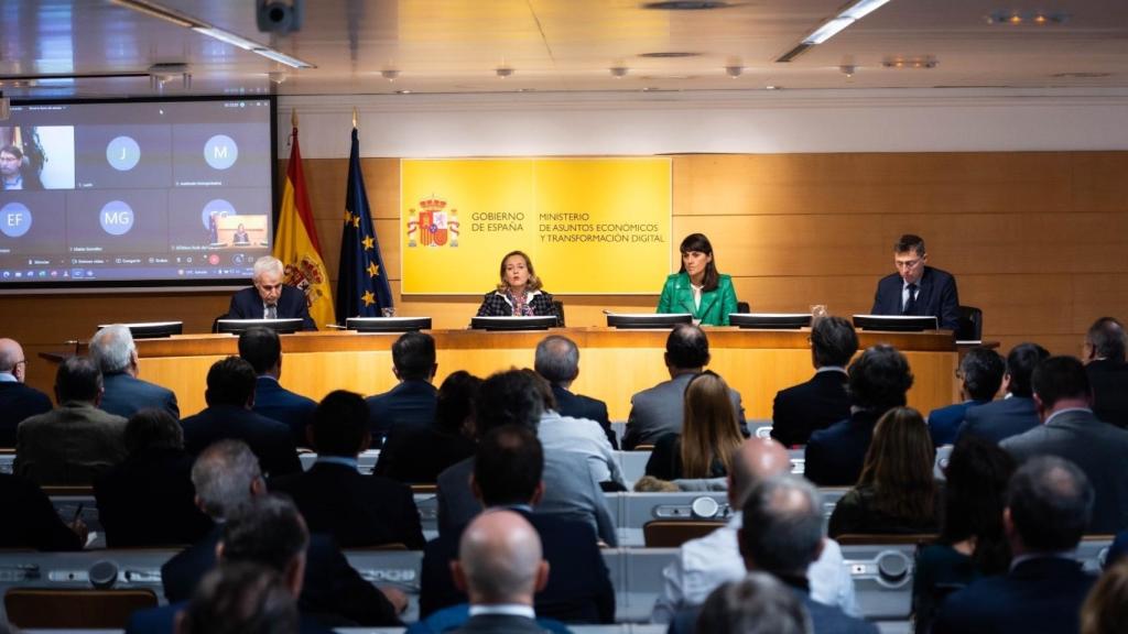 La vicepresidenta primera y ministra de Asuntos Económicos, Nadia Calviño (i), la secretaria de Estado de Telecomunicaciones e Infraestructuras Digitales, María González Veracruz (C), y el secretario generla de Telecomunicaciones, Arturo Azcorra (D).