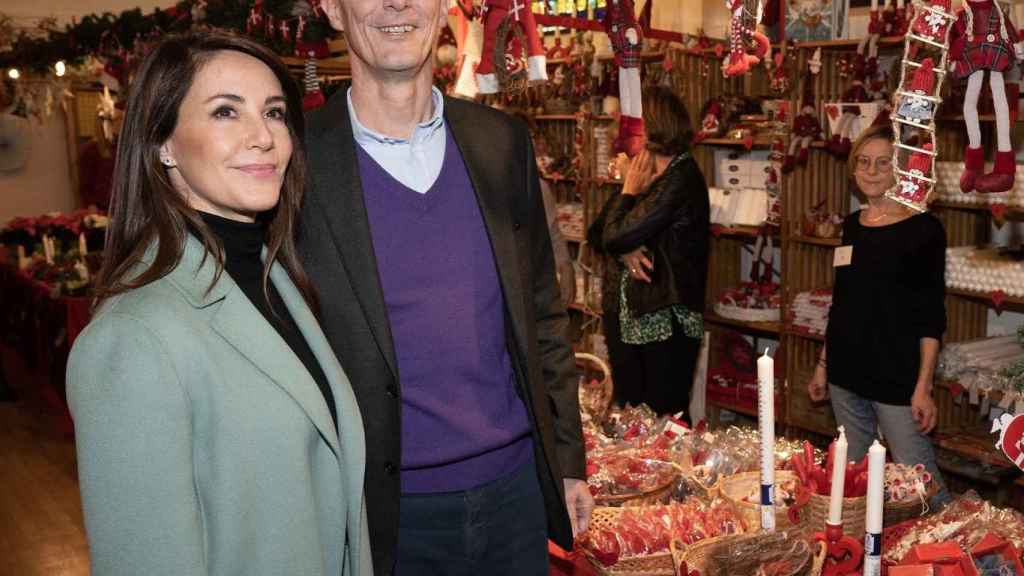 La pareja real, en la inauguración de un mercado navideño.