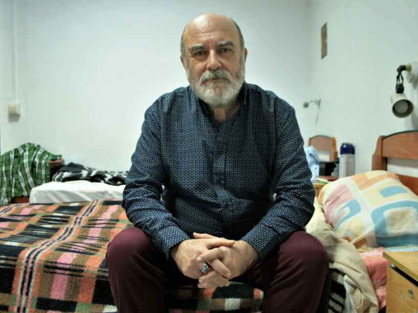 Juan Rodríguez Gámez, antiguo alcalde de Cártama (Málaga), fotografiado en noviembre de 2022 en la cama de la habitación donde vive en una casa de acogida para hombres sin recursos en Sevilla.