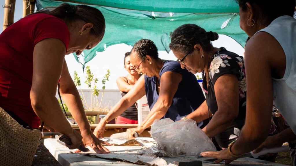 Pescadoras de Honduras recogiendo las pieles del pescado.