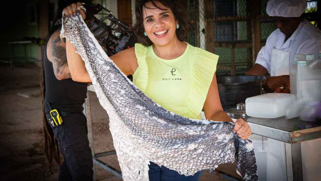 La diseñadora hondureña mostrando una gran pieza de piel de pescado.