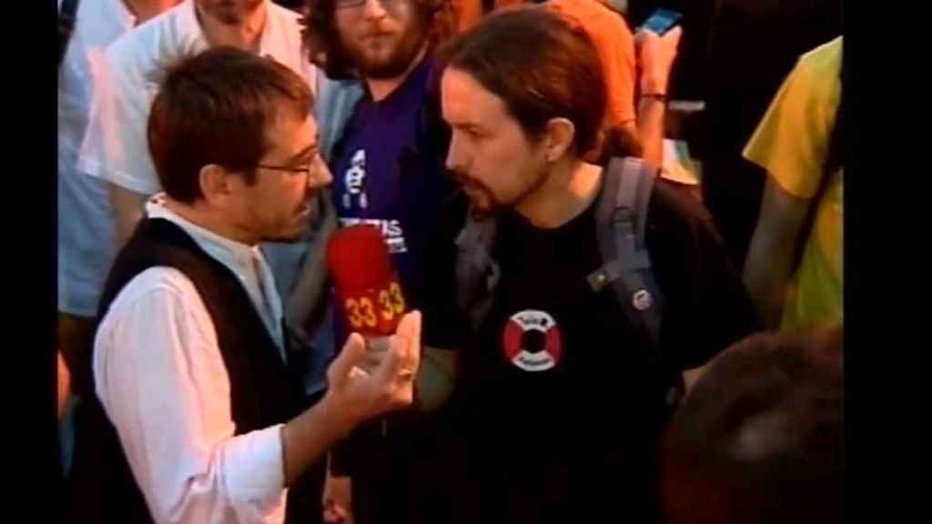 Pablo Iglesias entrevista a José Carlos Monedero para Canal 33 en las manifestaciones del 15-M.