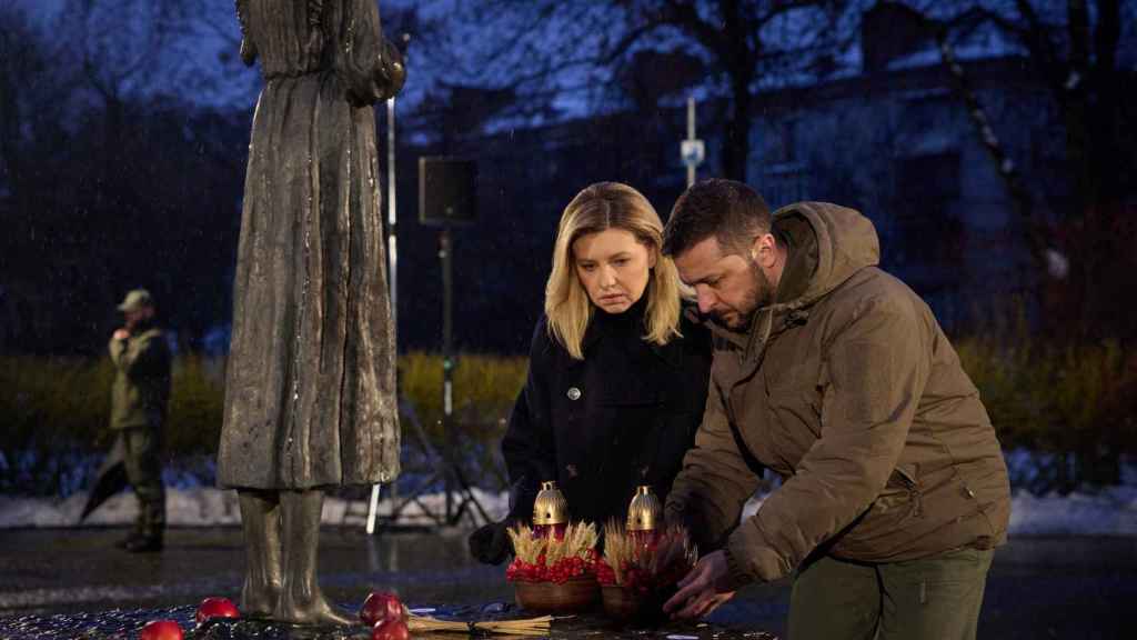 Volodimir Zelenski y su esposa Olena colocan velas y espigas de trigo en un monumento al Holodomor