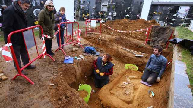 Labores previas a la exhumación de los restos de dos represaliados por el franquismo en el cementerio de Fuentesnuevas