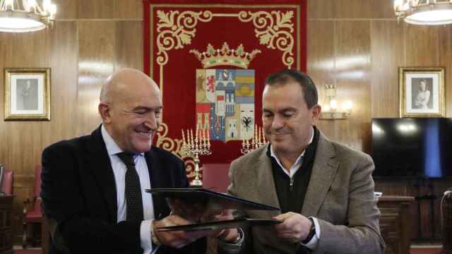El consejero de la Presidencia, Jesús Julio Carnero, y el presidente de la Diputación de Zamora, Francisco Requejo, firmando el acuerdo