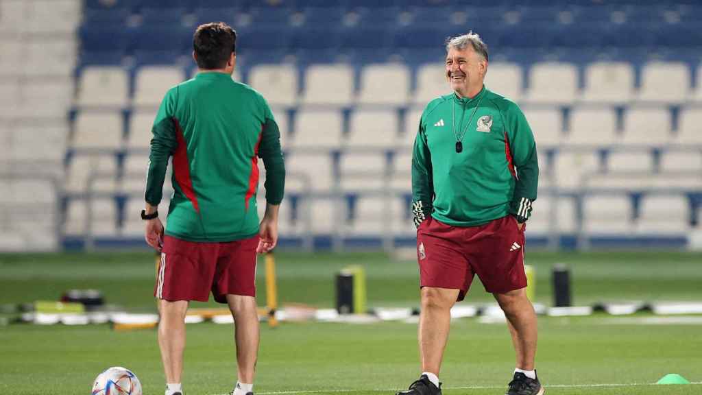Tata Martino, dirigiendo a México durante el Mundial de Qatar