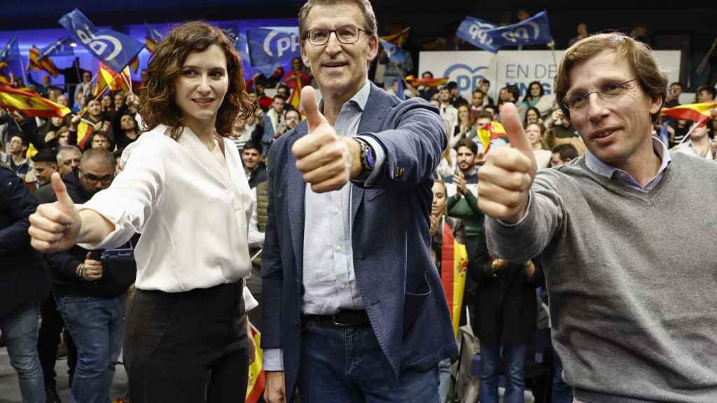 El líder popular Alberto Núñez Feijóo junto a la presidenta de la Comunidad de Madrid, Isabel Díaz Ayuso, y el alcalde de Madrid, José Luis Martínez-Almeida este sábado.
