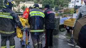 Un hombre herido por los corrimientos de tierras en Ischia es trasladado por los equipos de emergencia.