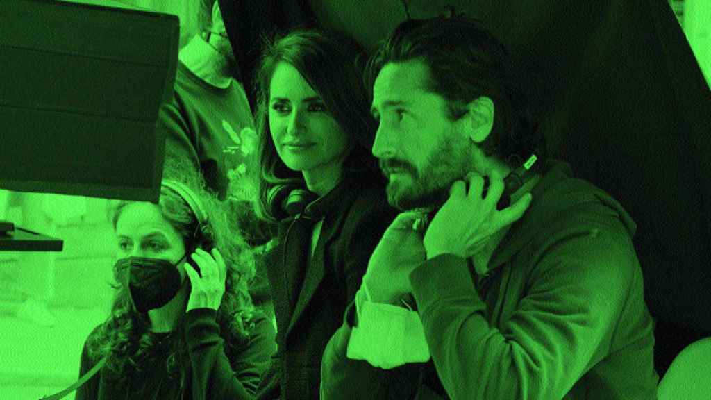 Juan Diego Botto con Penélope Cruz en el rodaje de 'En los márgenes'