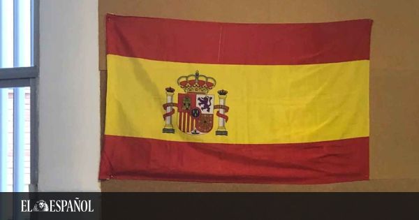 Hablan los expulsados por colgar una bandera de España:  Tendremos que acatar o cambiar de cole 