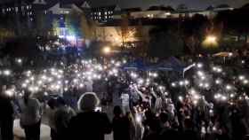 Un grupo de estudiantes protestan el sábado por la noche en el campus de la universidad de Nanjing contra la estrategia 'Cero Covid'.