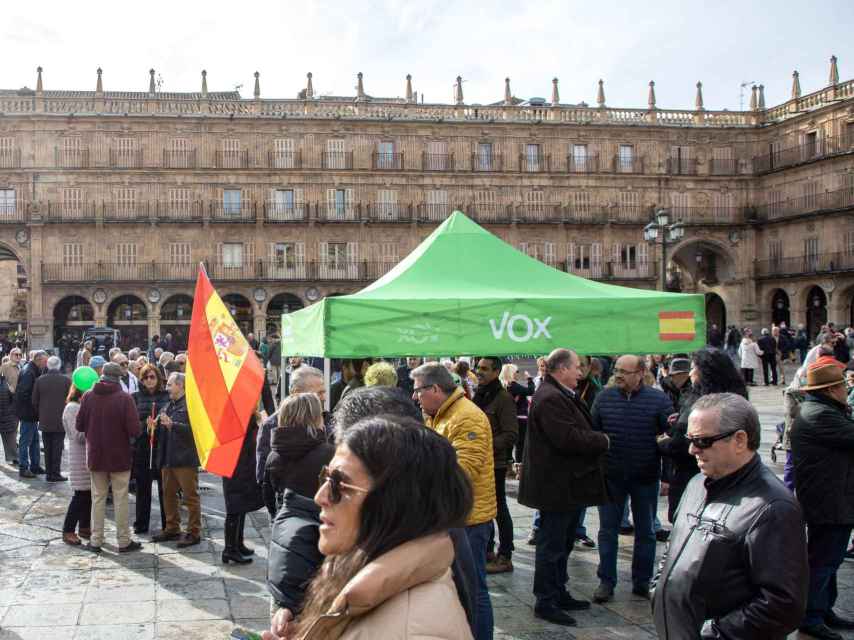 Vox Salamanca se concentra en la Plaza Mayor de Salamanca