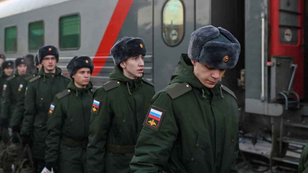 Los reclutas rusos llamados al servicio militar antes de subir a un tren