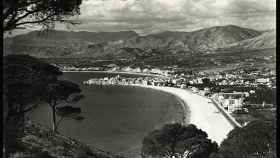 Panorámica de Benidorm de 1963, cuando la Avenida del Mediterráneo discurría paralela a la playa y sin rascacielos.
