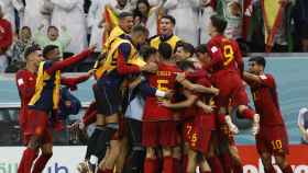 Los futbolistas de España celebran el gol de Álvaro Morata a Alemania
