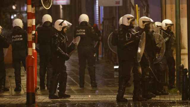 La policía interviniendo tras los disturbios de los aficionados marroquíes.