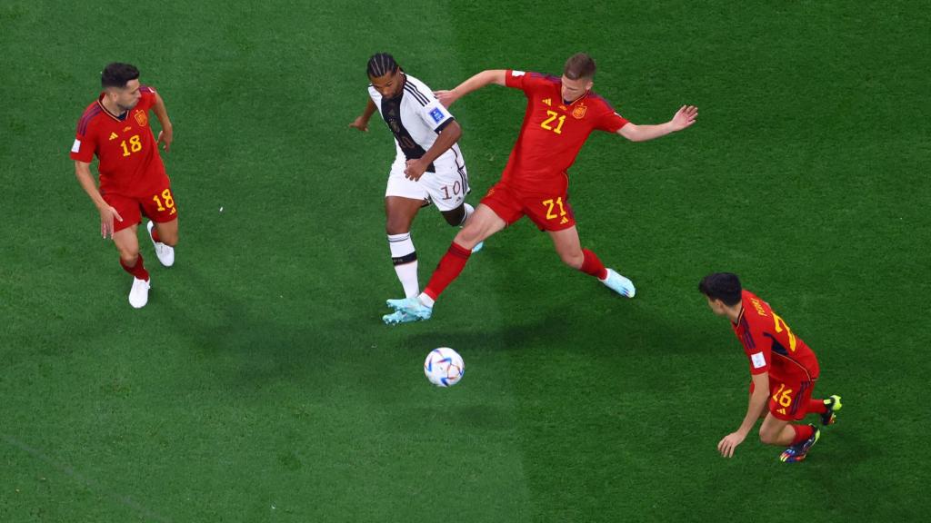 Dani Olmo presiona a Serge Gnabry