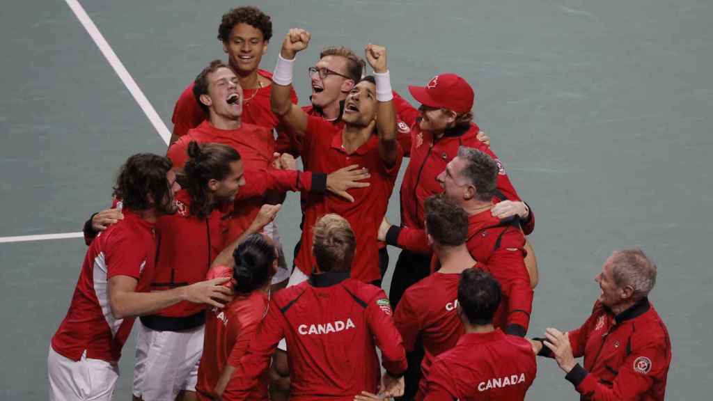 Auger-Aliassime celebra con su equipo la Copa Davis conseguida.