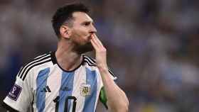 Leo Messi, celebrando un gol con la selección de Argentina en el Mundial de Qatar lanzando un beso