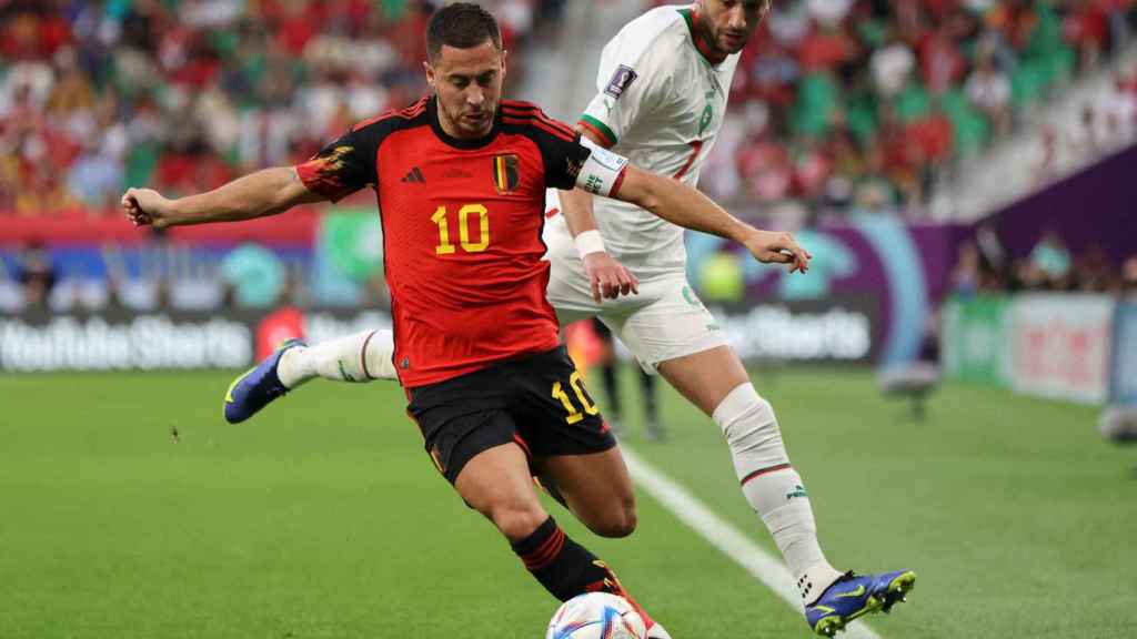 Eden Hazard y Hakim Ziyech, peleando por el balón en el Bélgica - Marruecos del Mundial de Qatar 2022