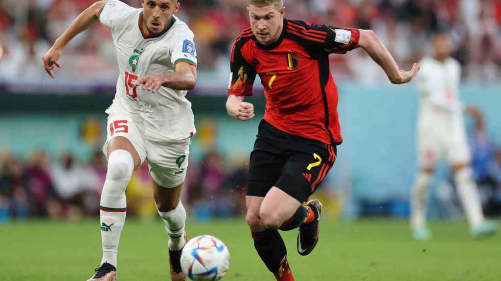 Kevin de Bruyne, en carrera contra Selim Amallah en el Bélgica - Marruecos del Mundial de Qatar 2022