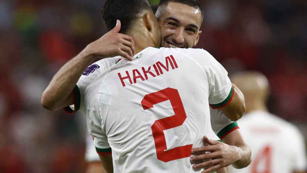 Abrazo entre Achraf Hakimi y Ziyech se funden en un abrazo.