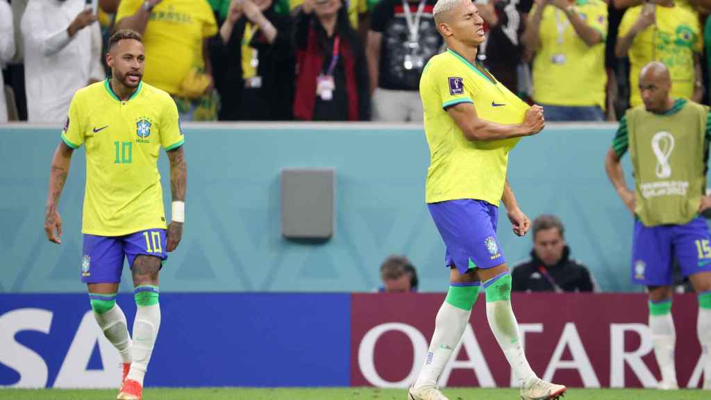 Richarlison, celebrando uno de sus goles en la selección de Brasil con Neymar al lado