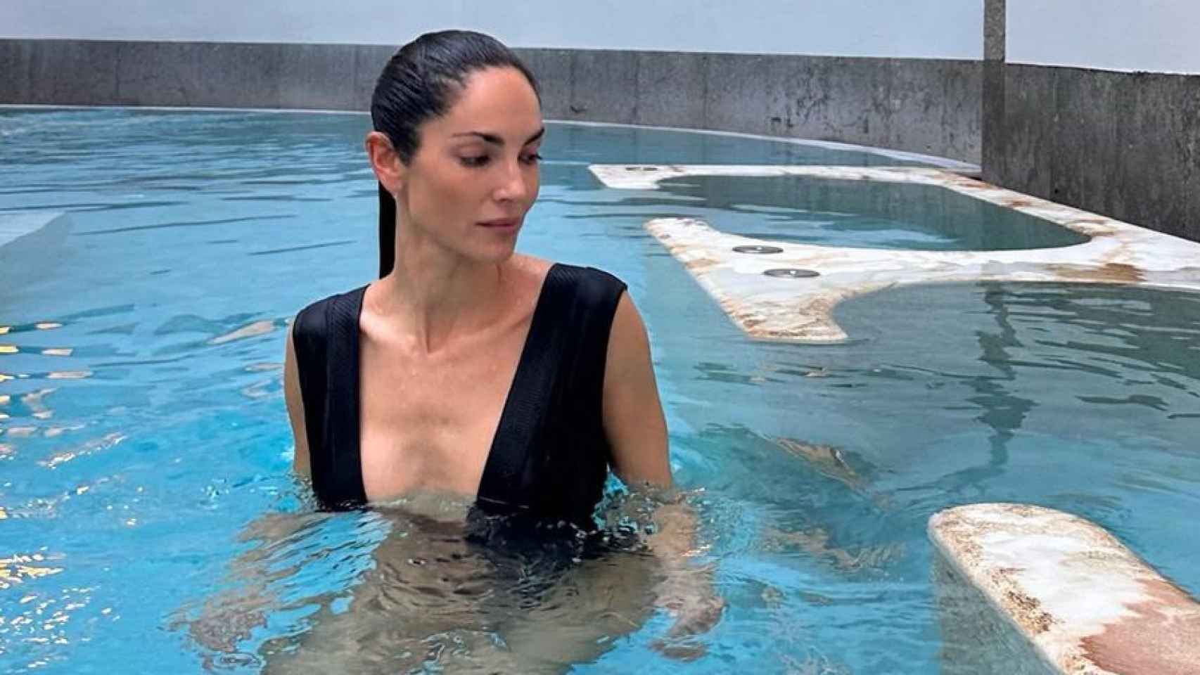 Imágenes del día: Eugenia Silva disfruta de un baño en el balneario Las Caldas