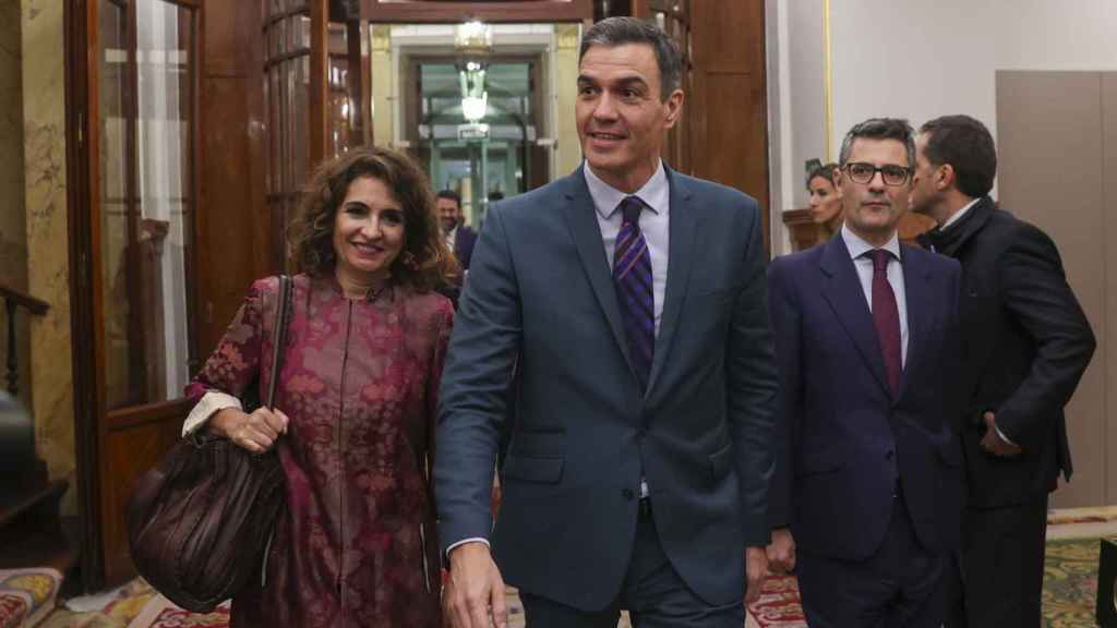 El presidente del Gobierno, Pedro Sánchez (c), junto a la ministra de Hacienda, María Jesús Montero (i), y el ministro de la Presidencia, Félix Bolaños (d), este jueves en el Congreso de los Diputados.