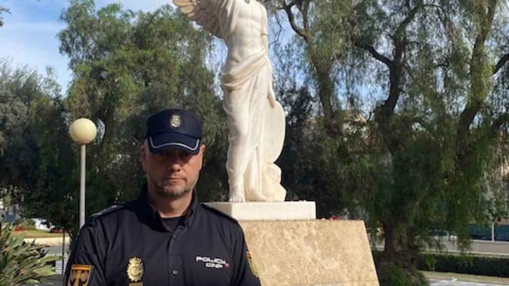Un policía nacional fuera de servicio salva la vida a una mujer que sufría un atragantamiento en Málaga