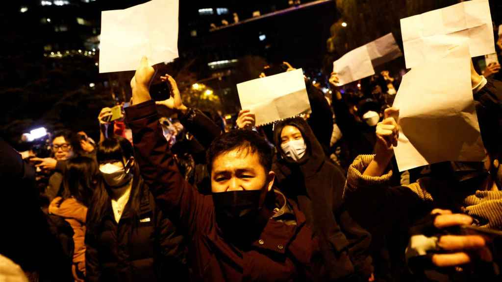 Personas se reúnen en una protesta por la restricción del coronavirus en China