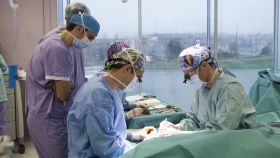El cirujano Iván Mañero durante una operación.