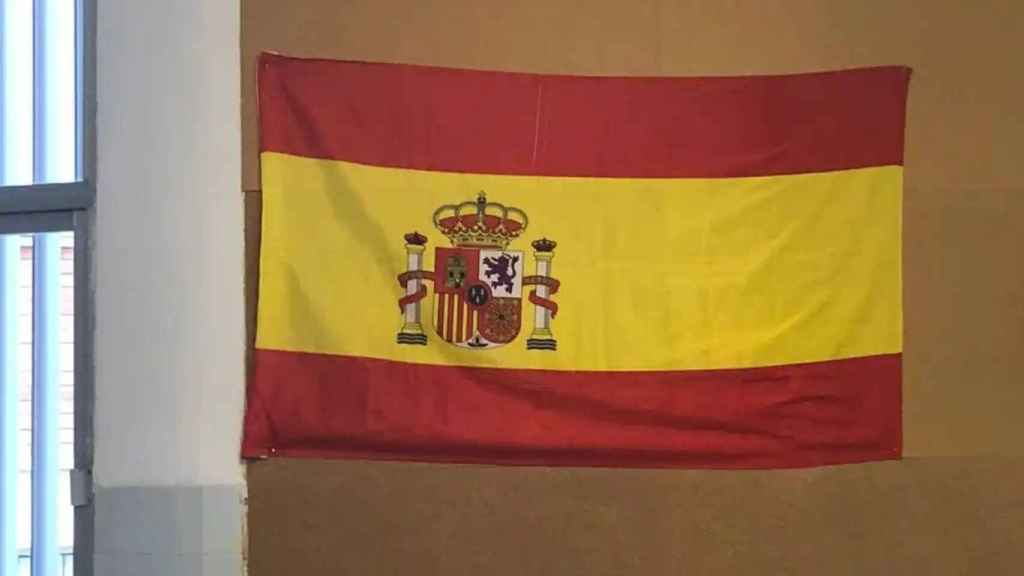Bandera colgada en la clase del colegio La Salle de Palma de Mallorca, por la que fueron expulsados los alumnos.