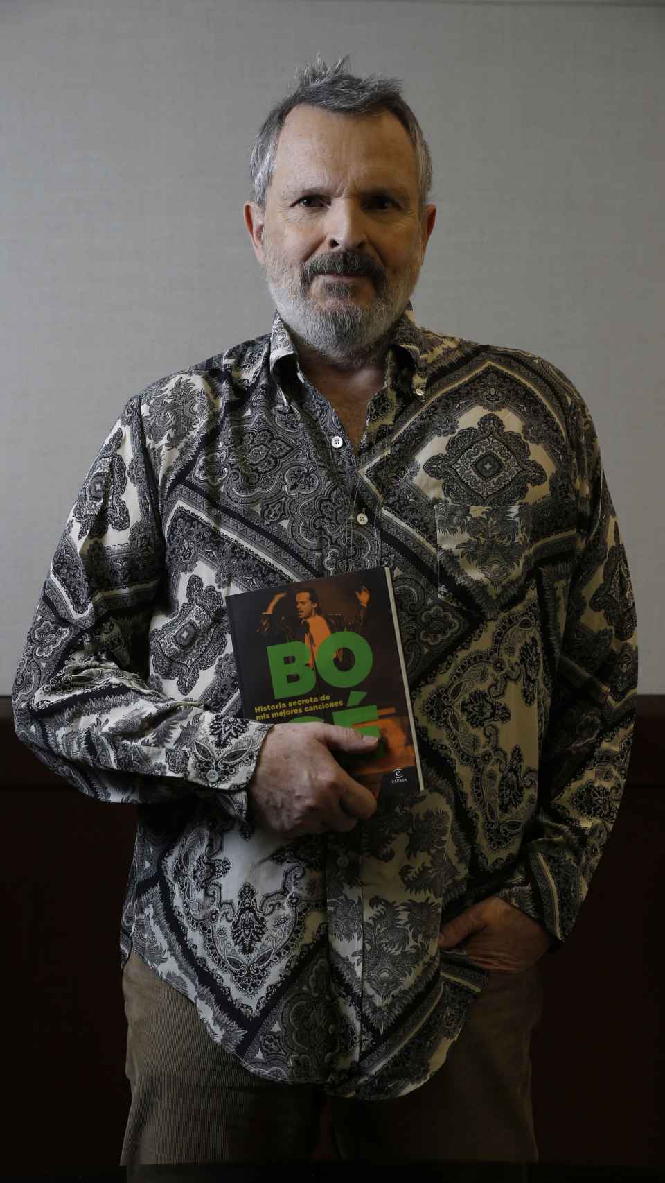 Miguel Bosé posando junto a su nuevo libro, en el hotel Guadalajara de México.