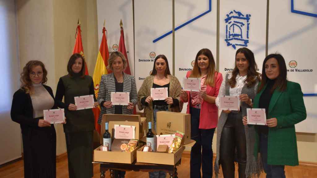 Representantes del proyecto 'De Mujer a Mujer' en el acto de presentación de la Diputación de Valladolid