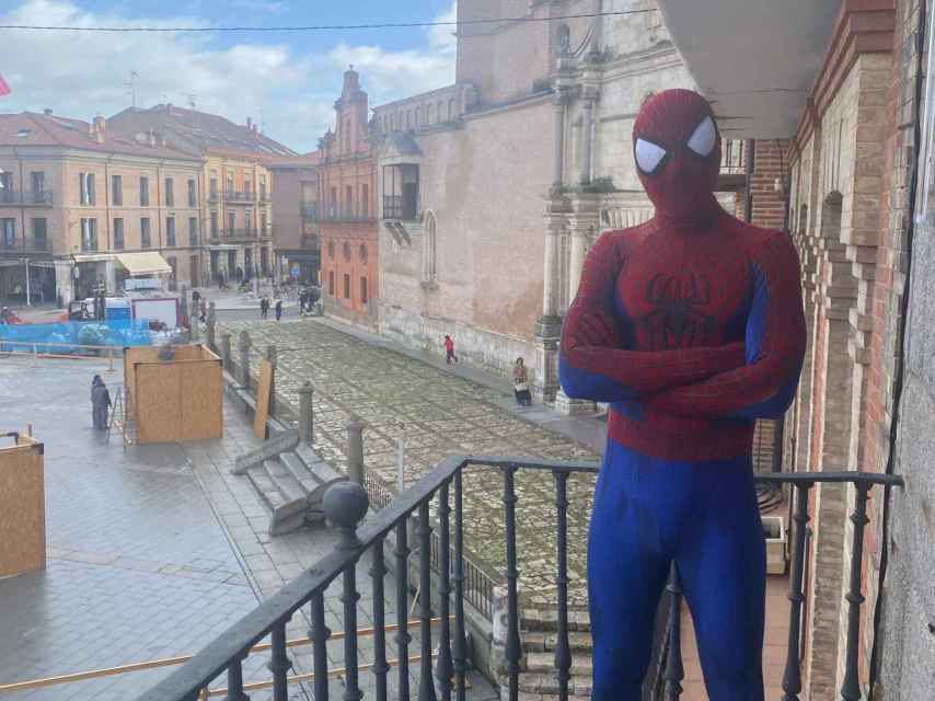 Spiderman trepa por las paredes para entrar en los edificios por sorpresa
