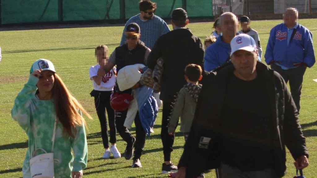 Shakira y Piqué en el partido de béisbol de su hijo Milan.