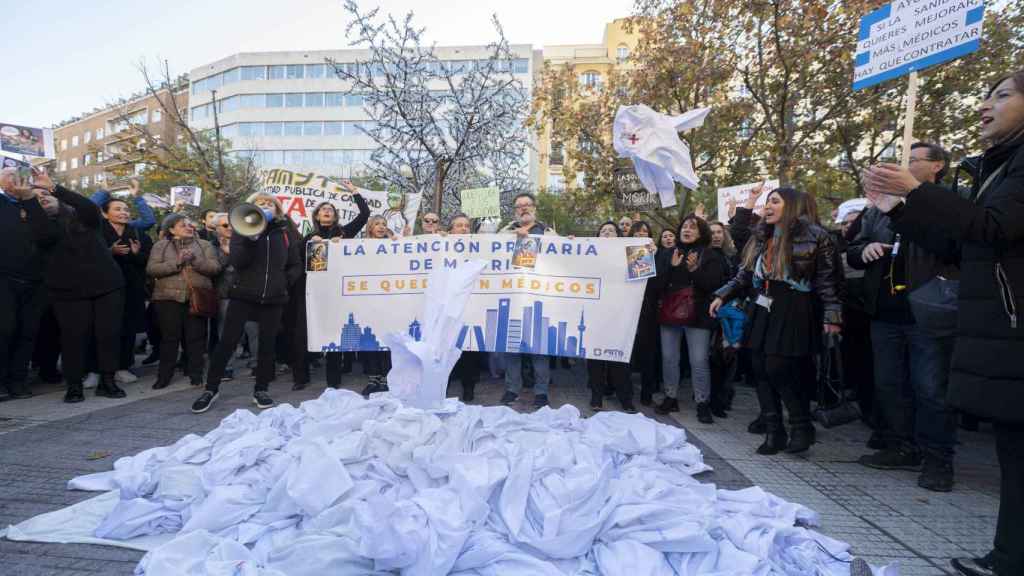 Un montón de batas blancas durante una concentración de sanitarios en el arranque de la segunda semana de huelga de médicos y pediatras de Atención Primaria, frente a la Consejería de Hacienda, a 28 de noviembre de 2022, en Madrid (España).