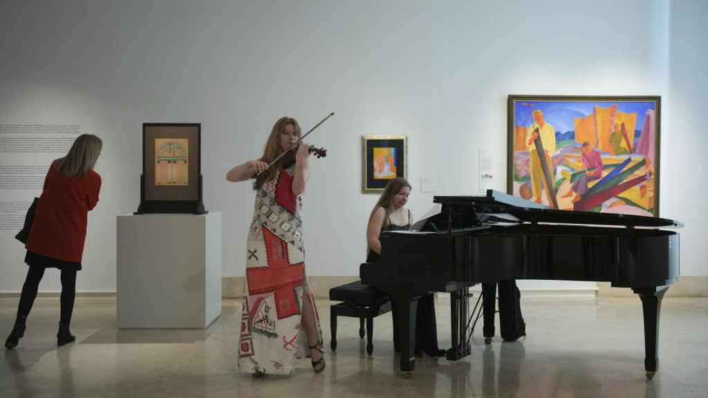 Las melodías de la violinista Bhodana Pivnenko y la pianista Anna Khmara han acompañado la inauguración de la muestra.