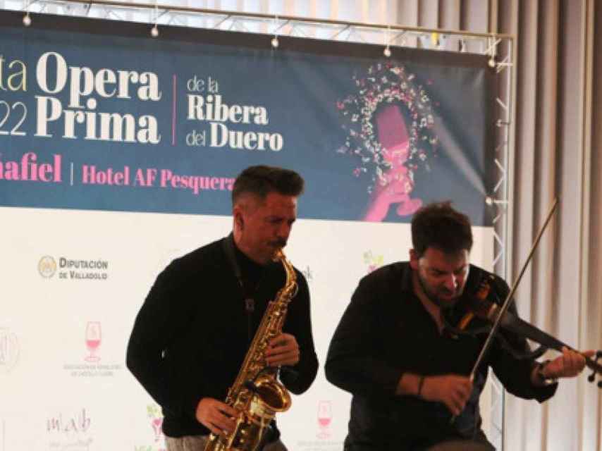 Los músicos Lolo Alonso e Ismael Moreno en plena actuación.
