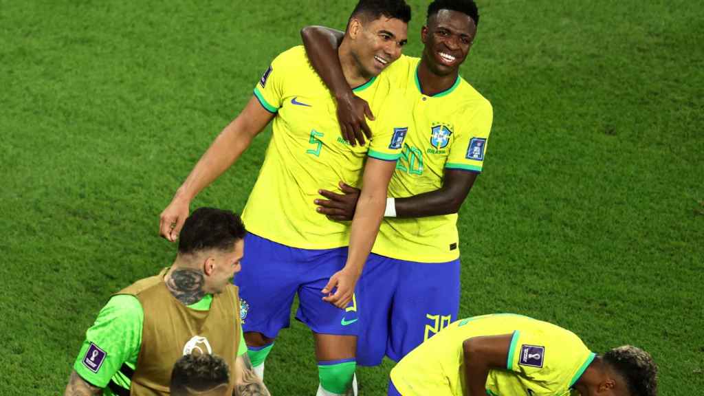 Vinicius y Casemiro se abrazan en el Brasil - Suiza