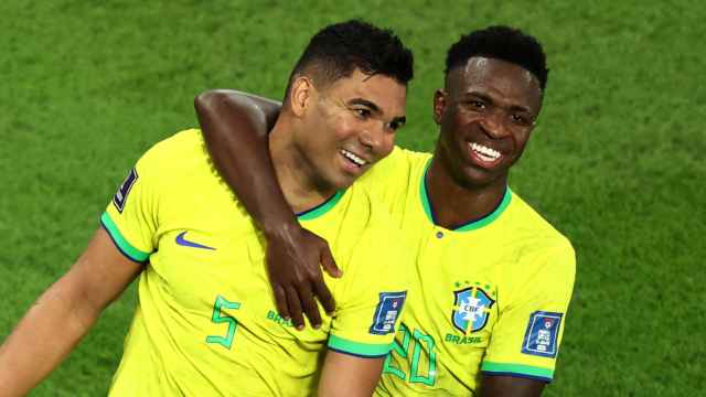 Vinicius y Casemiro se abrazan en un partido de la selección de Brasil